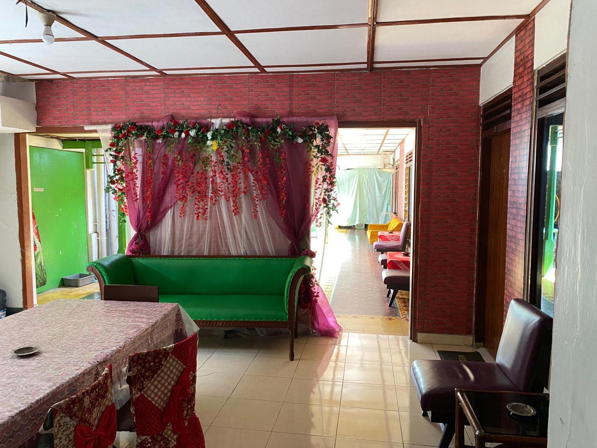 Parikesit Guest House 요그야카르타 외부 사진
