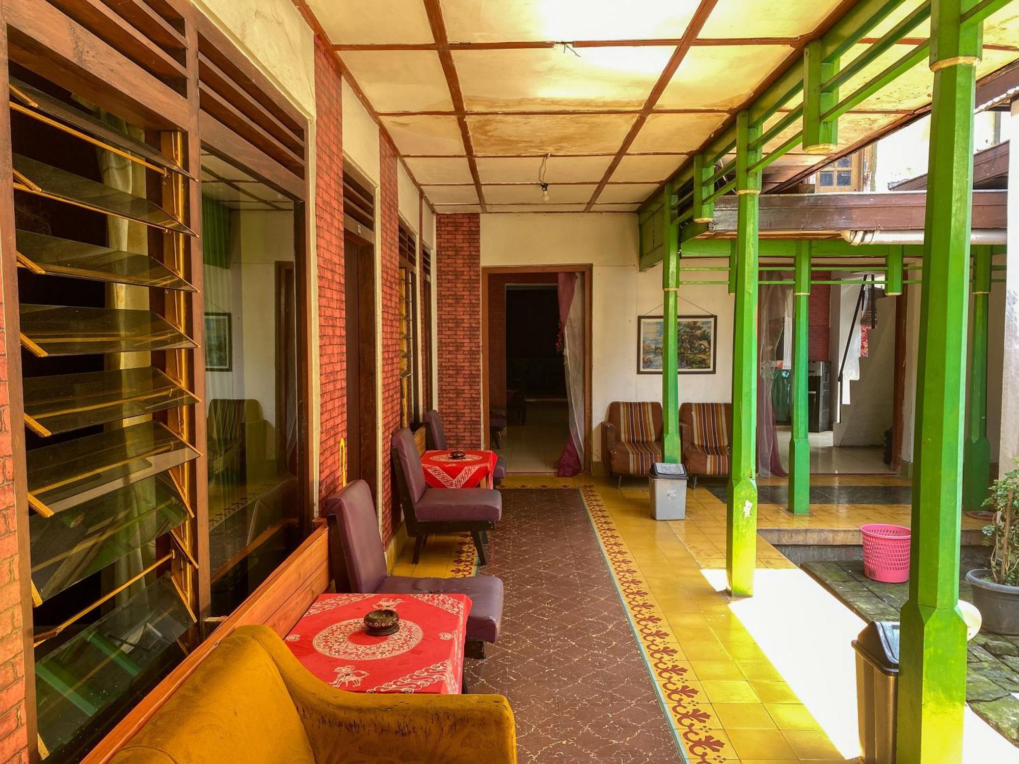 Parikesit Guest House 요그야카르타 외부 사진
